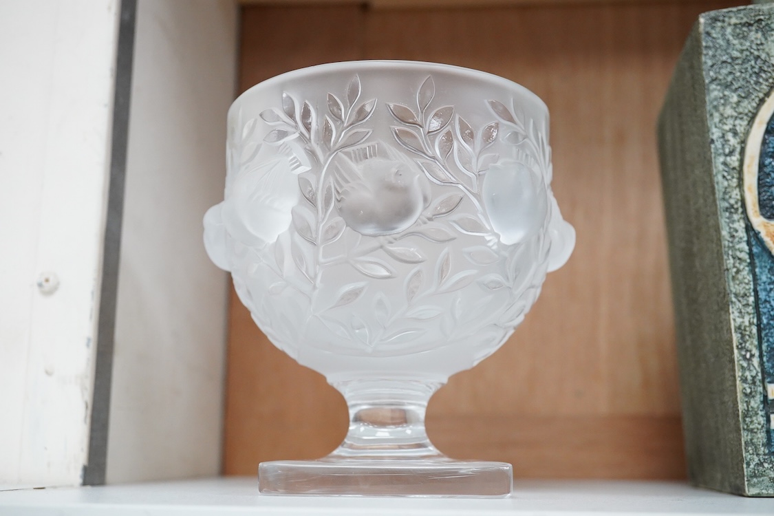 A Lalique frosted glass Elizabeth Birds pedestal bowl, 13.5cm high